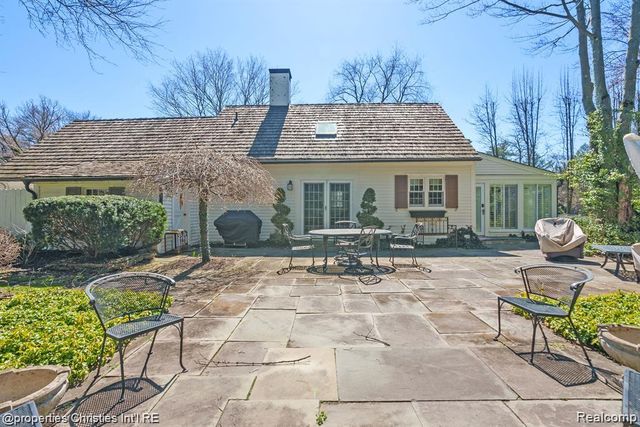 6050 W Surrey Road, Bloomfield Charter Township, MI 48301