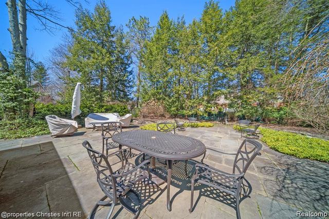 6050 W Surrey Road, Bloomfield Charter Township, MI 48301