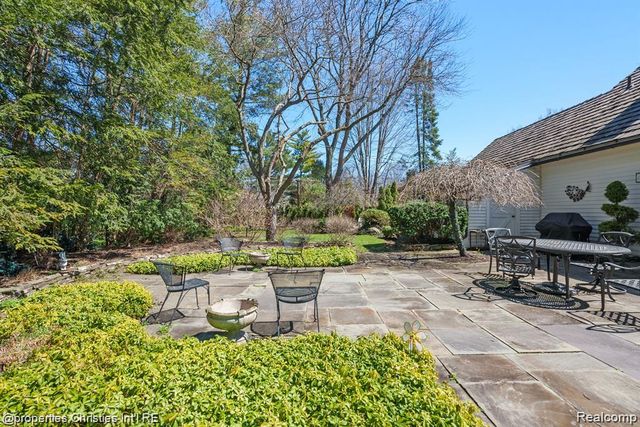 6050 W Surrey Road, Bloomfield Charter Township, MI 48301