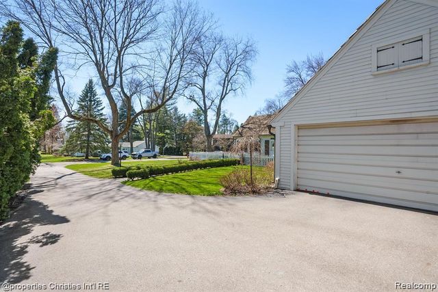 6050 W Surrey Road, Bloomfield Charter Township, MI 48301