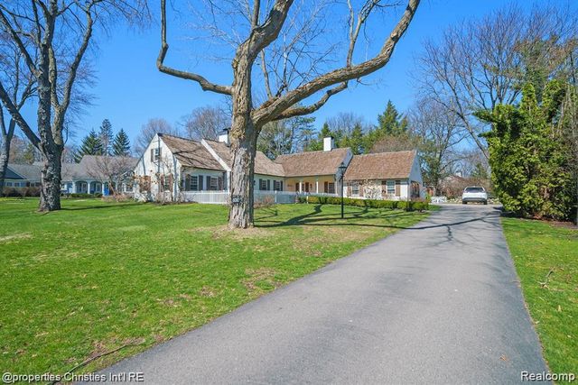 6050 W Surrey Road, Bloomfield Charter Township, MI 48301