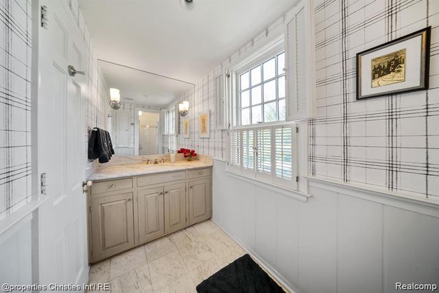 6050 W Surrey Road, Bloomfield Charter Township, MI 48301