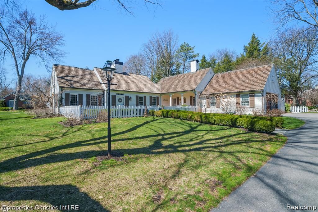 6050 W Surrey Road, Bloomfield Charter Township, MI 48301