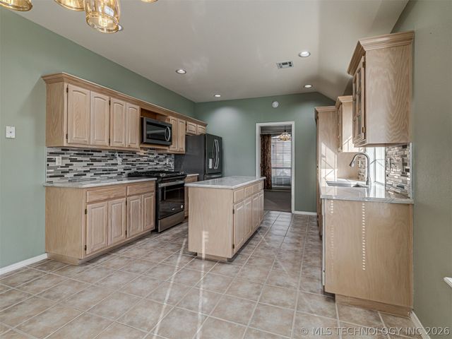 209 S Firewood Avenue, Broken Arrow, OK 74012