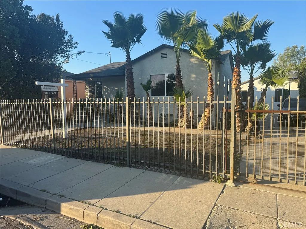 907 W Arbutus Street, Compton, CA 90220