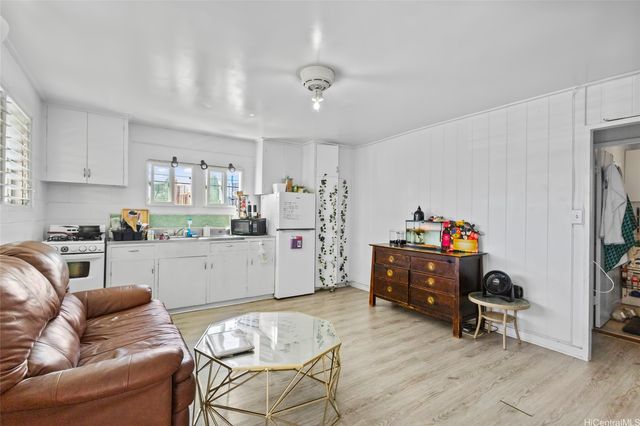 404 Magellan Avenue, Honolulu, HI 96813