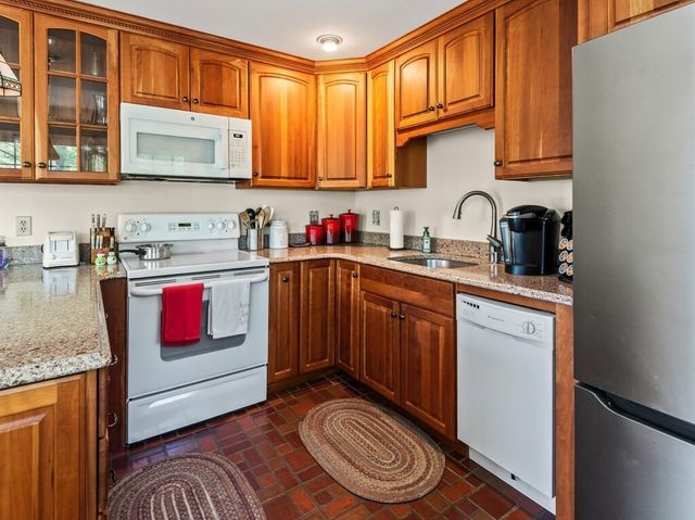 841 Dennison Dr, Southbridge, MA 01550