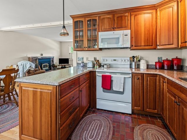 841 Dennison Dr, Southbridge, MA 01550