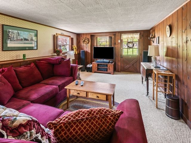 841 Dennison Dr, Southbridge, MA 01550