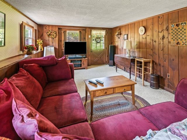 841 Dennison Dr, Southbridge, MA 01550