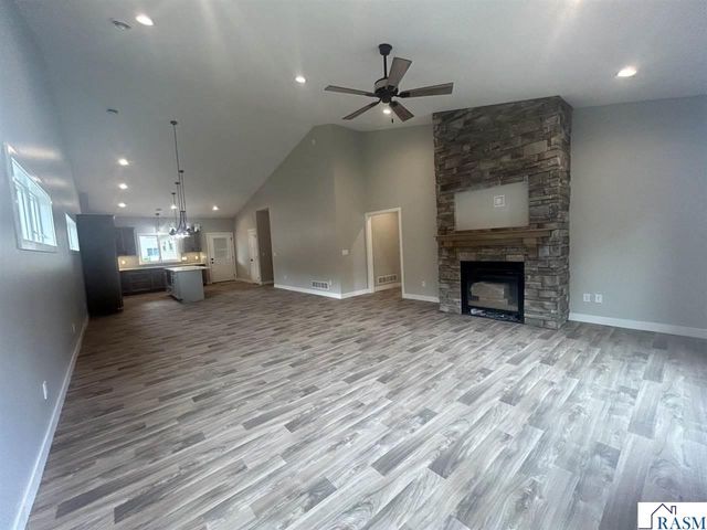 215 Parkway Place, Mankato, MN 56001