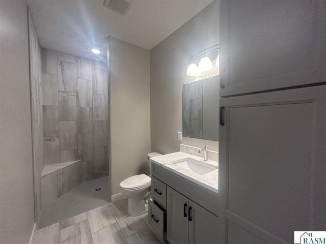 215 Parkway Place, Mankato, MN 56001