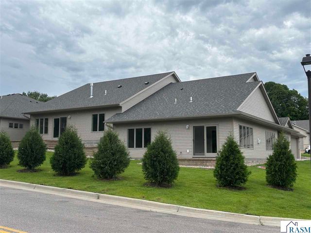 215 Parkway Place, Mankato, MN 56001