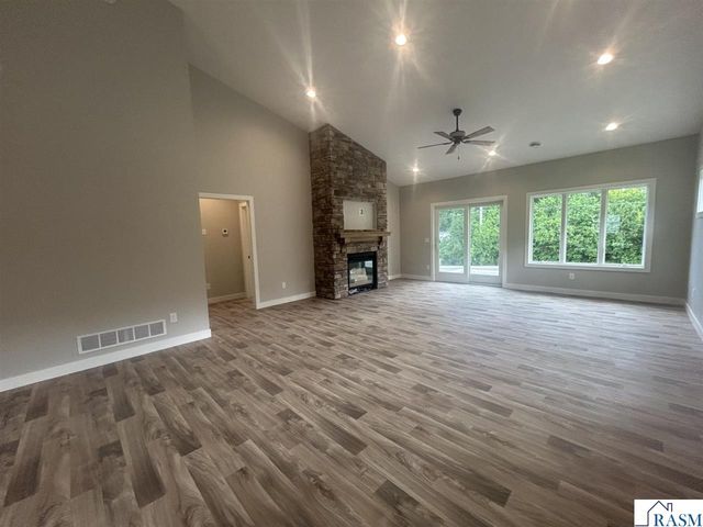 215 Parkway Place, Mankato, MN 56001