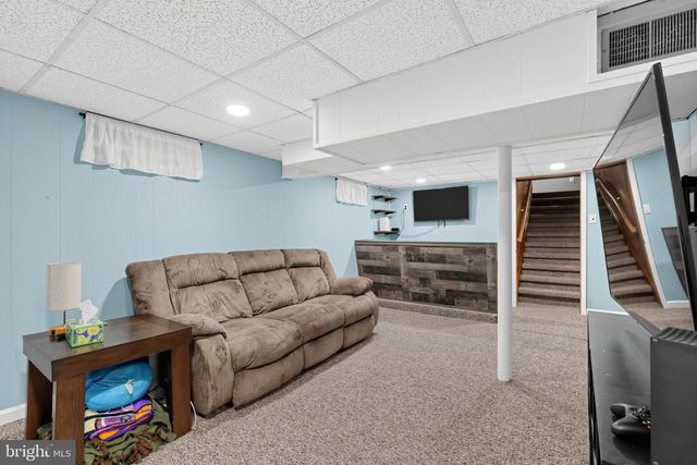 2 LYNN DR, West Deptford, NJ 08096