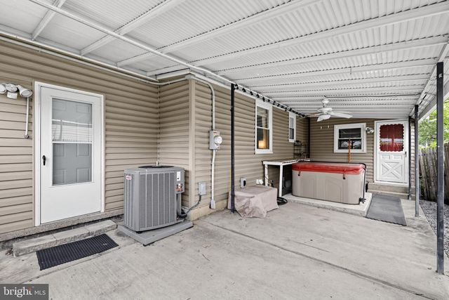 2 LYNN DR, West Deptford, NJ 08096