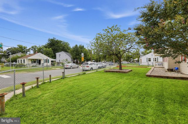 2 LYNN DR, West Deptford, NJ 08096