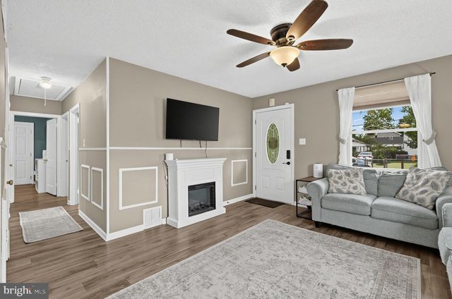 2 LYNN DR, West Deptford, NJ 08096