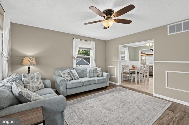 2 LYNN DR, West Deptford, NJ 08096