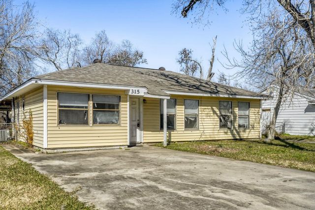 315 Acacia Street, Lake Jackson, TX 77566