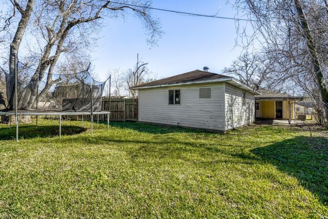 315 Acacia Street, Lake Jackson, TX 77566