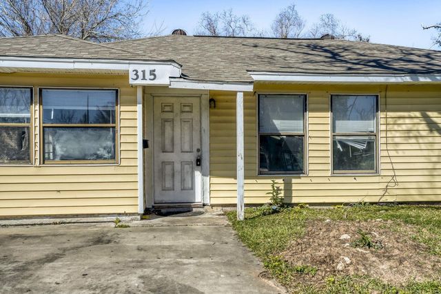 315 Acacia Street, Lake Jackson, TX 77566