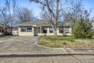 315 Acacia Street, Lake Jackson, TX 77566