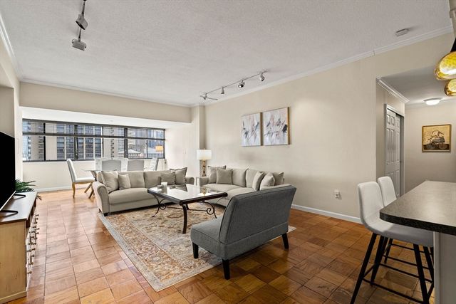 2 Hawthorne 17M, Boston, MA 02114