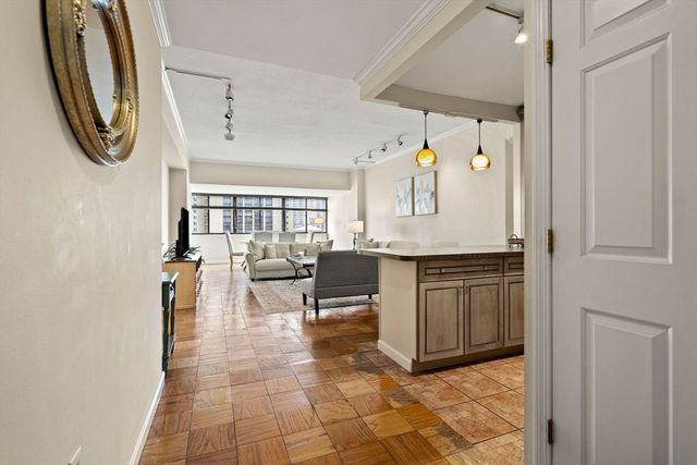 2 Hawthorne 17M, Boston, MA 02114