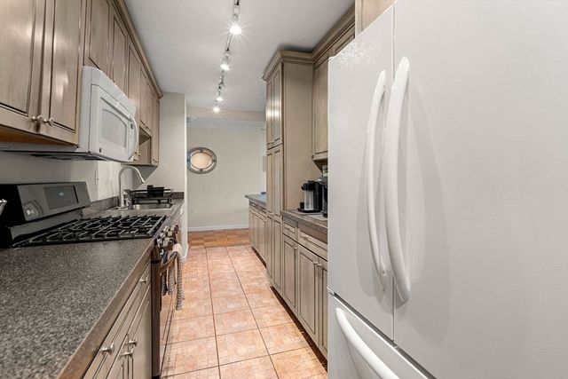 2 Hawthorne 17M, Boston, MA 02114