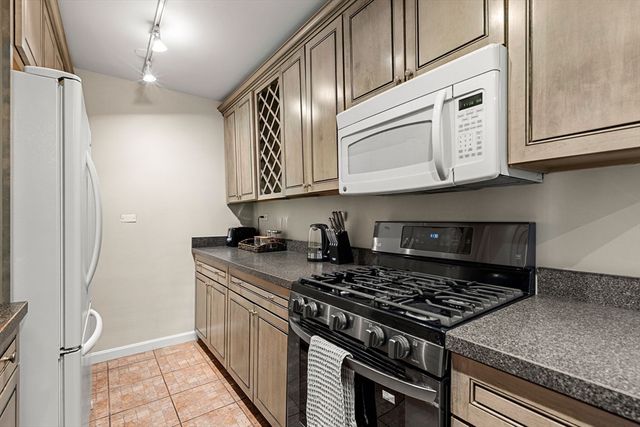 2 Hawthorne 17M, Boston, MA 02114