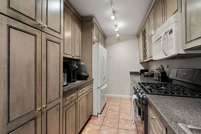 2 Hawthorne 17M, Boston, MA 02114