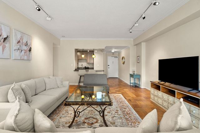 2 Hawthorne 17M, Boston, MA 02114