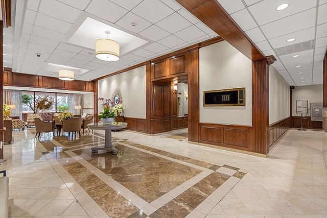 2 Hawthorne 17M, Boston, MA 02114