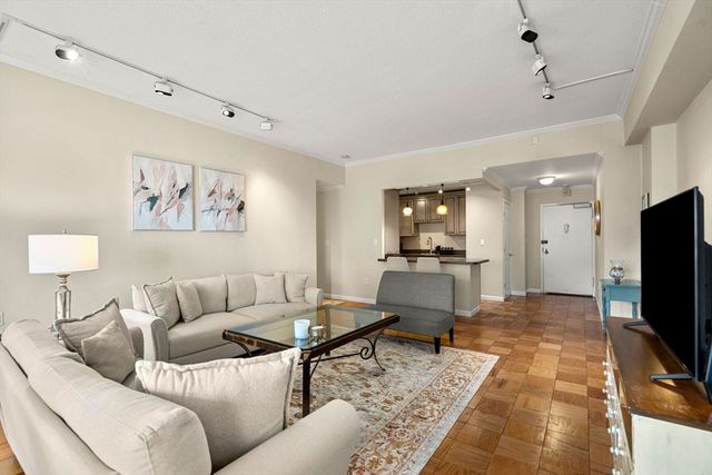 2 Hawthorne 17M, Boston, MA 02114