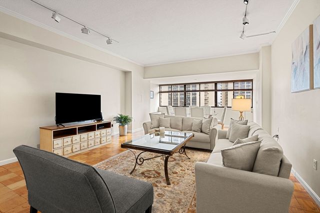 2 Hawthorne 17M, Boston, MA 02114