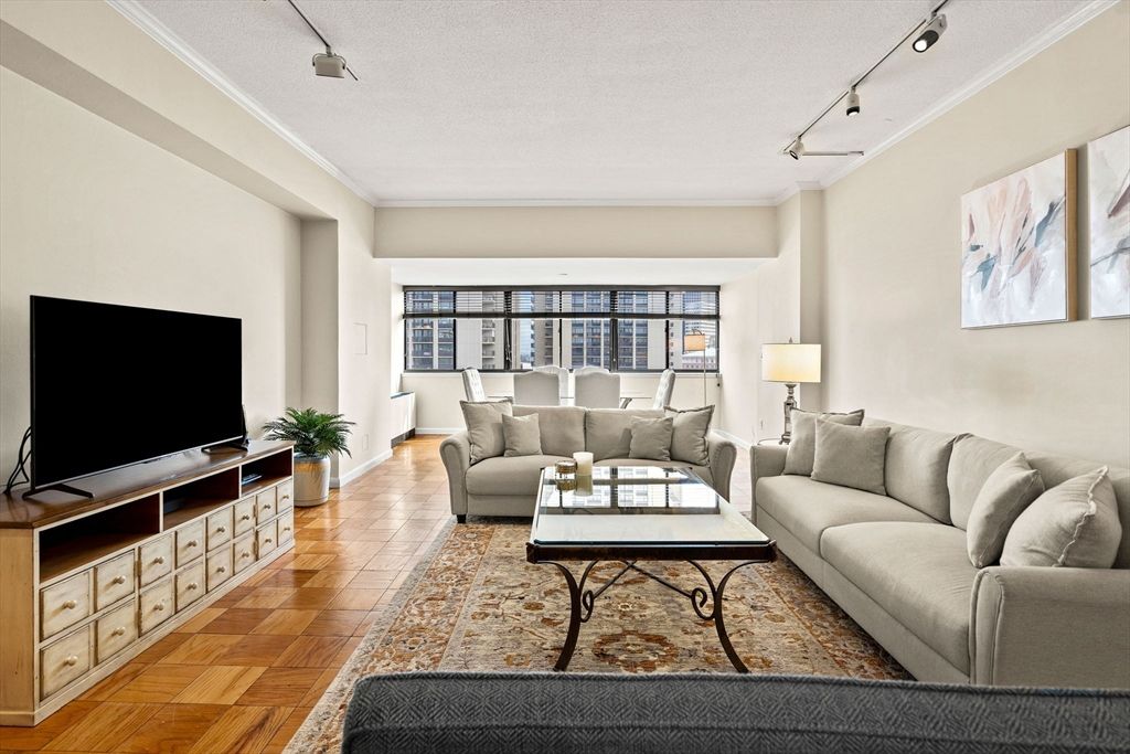 2 Hawthorne 17M, Boston, MA 02114