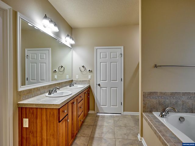 429 Turnberry Av, Woodburn, OR 97071