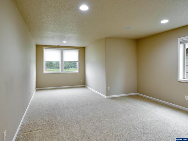 429 Turnberry Av, Woodburn, OR 97071