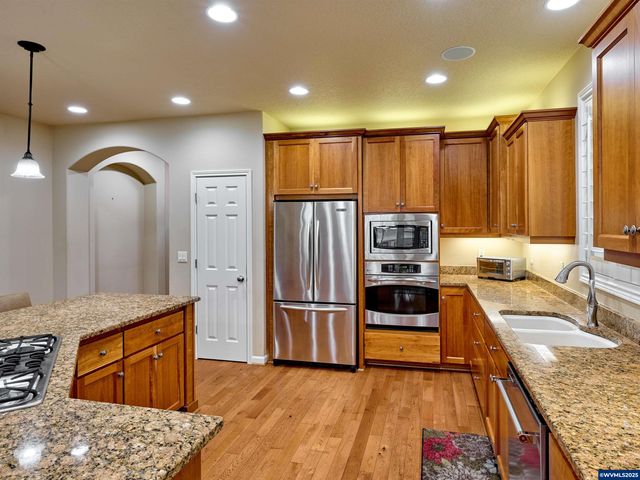 429 Turnberry Av, Woodburn, OR 97071