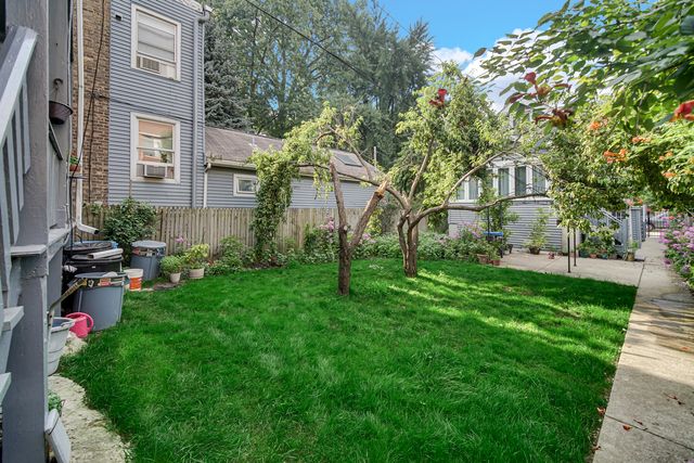 1812 W Estes Avenue, Chicago, IL 60626