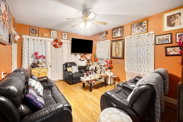 1812 W Estes Avenue, Chicago, IL 60626