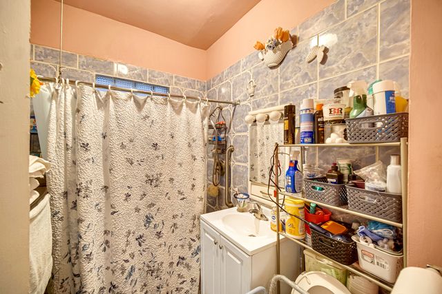 1812 W Estes Avenue, Chicago, IL 60626