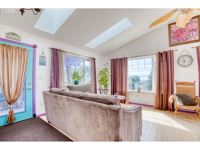 30812 J Pl, Ocean Park, WA 98640