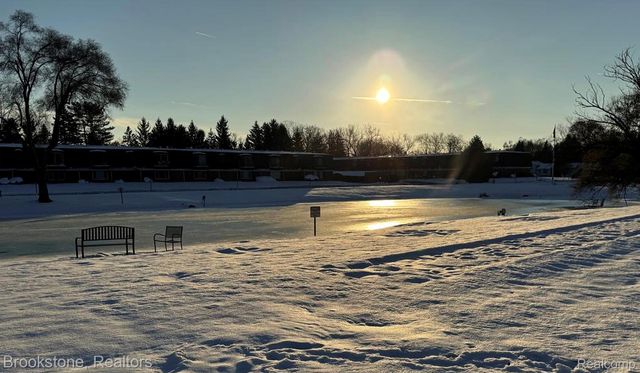 1872 Colonial Village Way 1, Waterford Charter Township, MI 48328