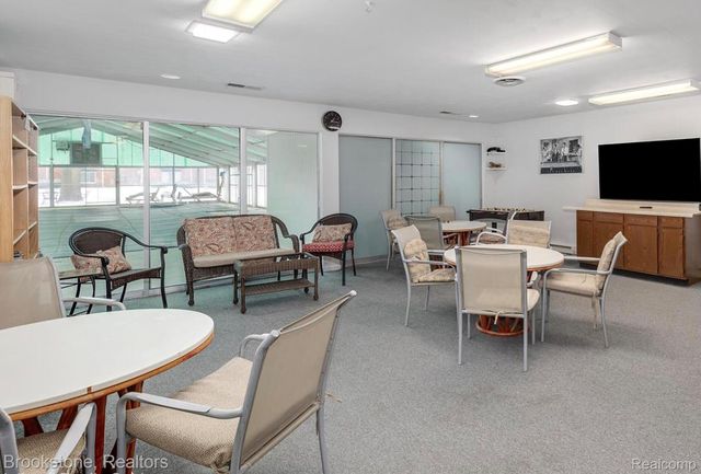 1872 Colonial Village Way 1, Waterford Charter Township, MI 48328