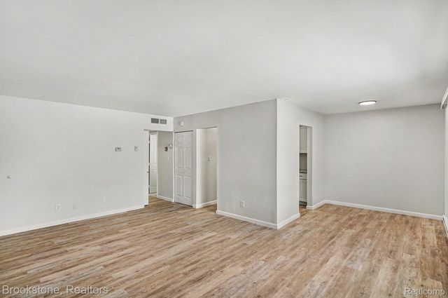 1872 Colonial Village Way 1, Waterford Charter Township, MI 48328