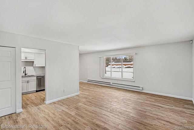 1872 Colonial Village Way 1, Waterford Charter Township, MI 48328