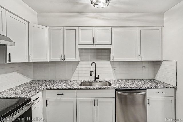 1872 Colonial Village Way 1, Waterford Charter Township, MI 48328