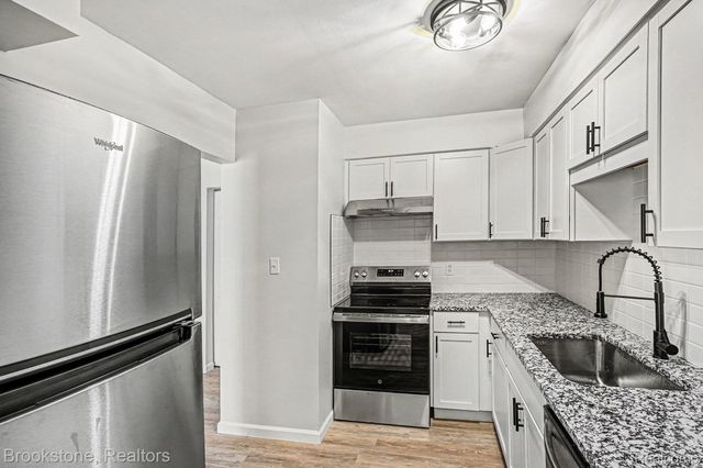 1872 Colonial Village Way 1, Waterford Charter Township, MI 48328